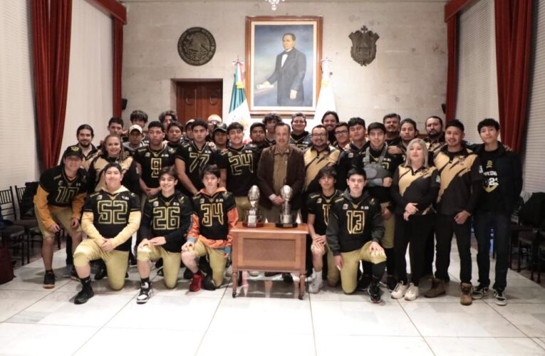 Por la tarde recibí al equipo juvenil de fútbol americano «Zorros Dorados» de Xalapa, a quienes felicité por su triunfo contra los Leones de Cuernavaca 20 – 8 en la final por el Campeonato de la ONEFA.